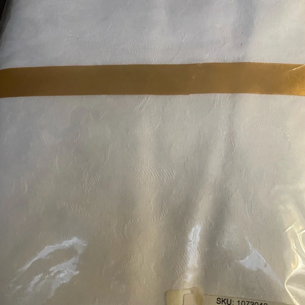 Williams Sonoma Irish Damask Holly & Ribbons Christmas Tablecloth & Six Napkins